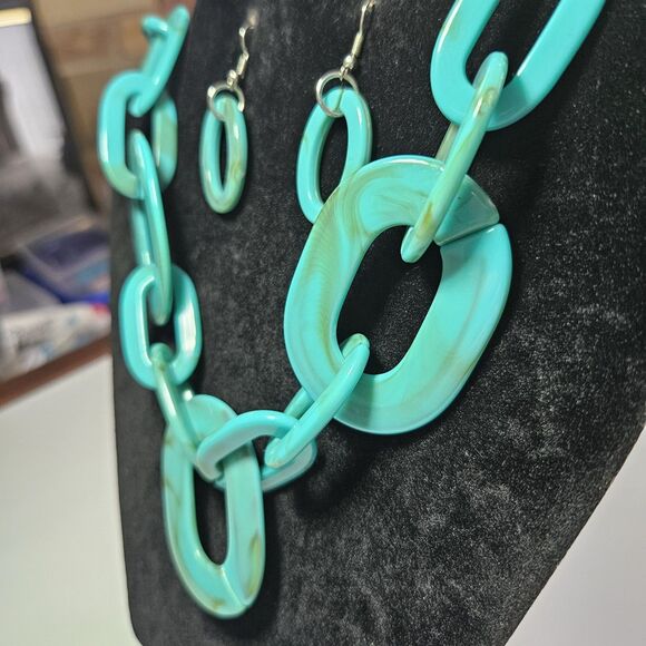 Paparazzi Silver Tone With Green Chunky Link Necklace & Earring Set 20-22" - Picture 5 of 12